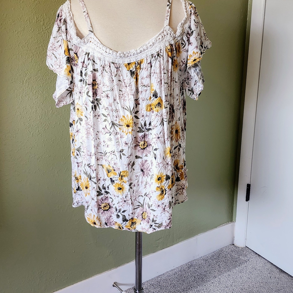 Torrid White Flutter Sleeve Blouse with Ruffled Details Size 4 (26)